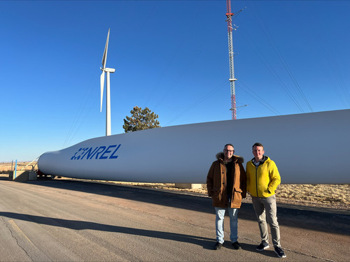 Nils Nemsow gemeinsam mit Giovanni De Carne vor einem Flugzeug des NREL